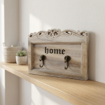 Дрвен држач за клучеви «home» со резбан украс – 2 метални куки
