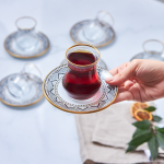 Сет чаши за чај Глоуб од 6 дела – тацни со црни орнаменти