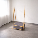 Дрвен држач за облека со корпа – 80×34×80 см